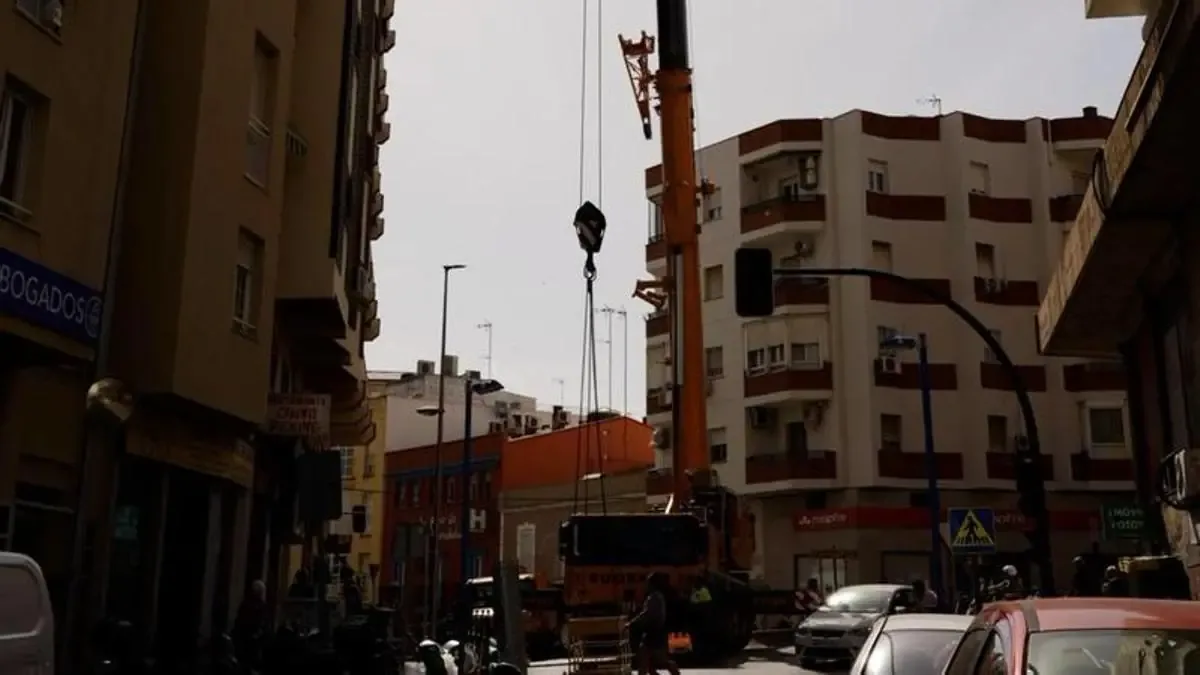 La instalación de una grúa gigantesca pasa desapercibida para algunos, pero causa gran expectación en la capital extremeña.