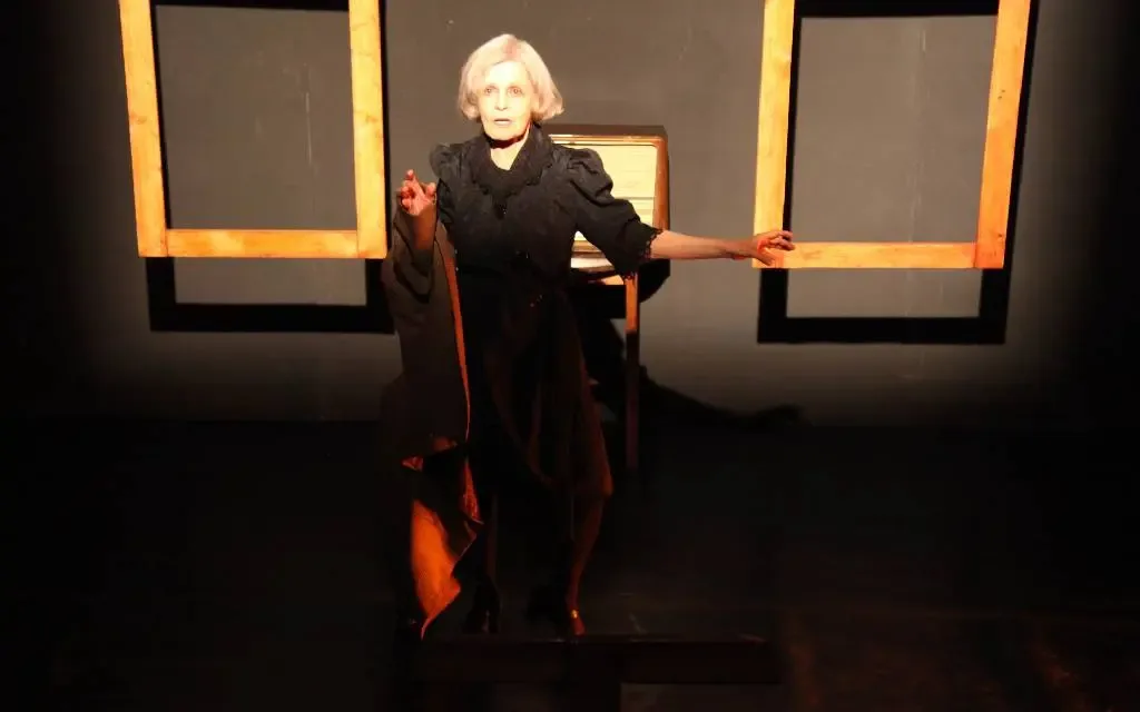Graciela Henríquez Escobar recibe el Reconocimiento DanzaUNAM 2025 por su contribución a la danza.