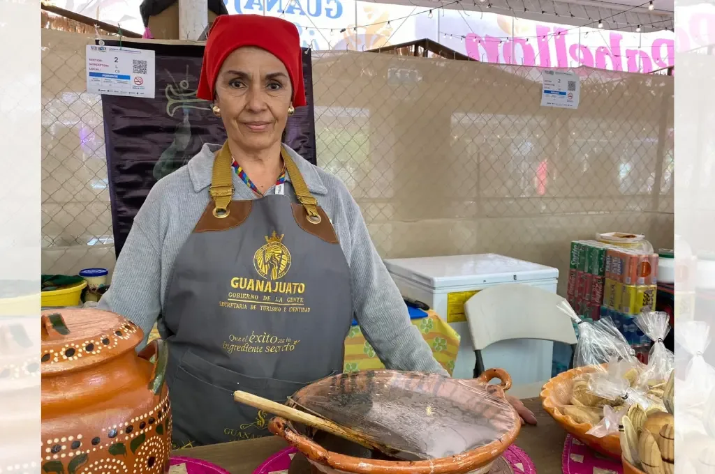 "Graciela Trujillo presentando su reconocido mole negro en Acámbaro."