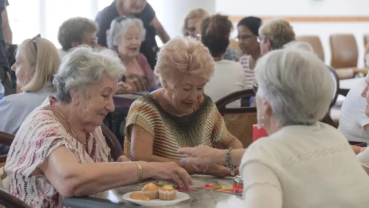 Un programa busca promover el bienestar social de los adultos mayores a través de juegos de mesa y actividades recreativas.