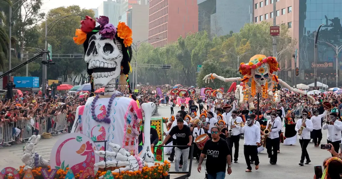 Este evento cultural reúne a miles de asistentes en un recorrido tradicional por las calles de la capital.