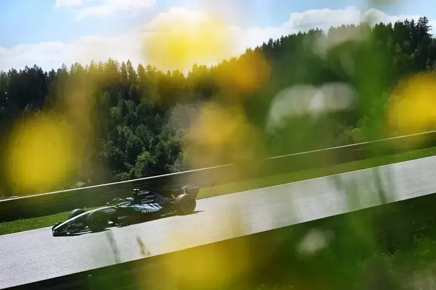 Mercedes se destaca en la primera práctica, mientras Pérez enfrenta problemas mecánicos.