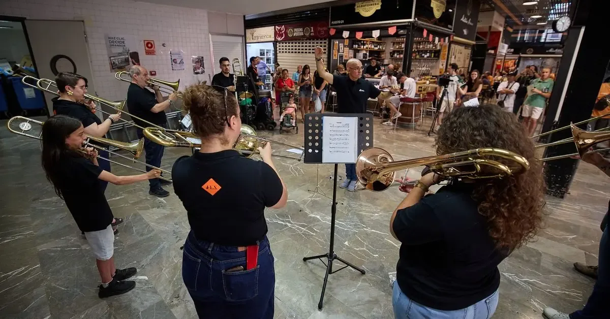 El FEX transforma la ciudad con música en sus plazas y mercados, ofreciendo una programación para todos.