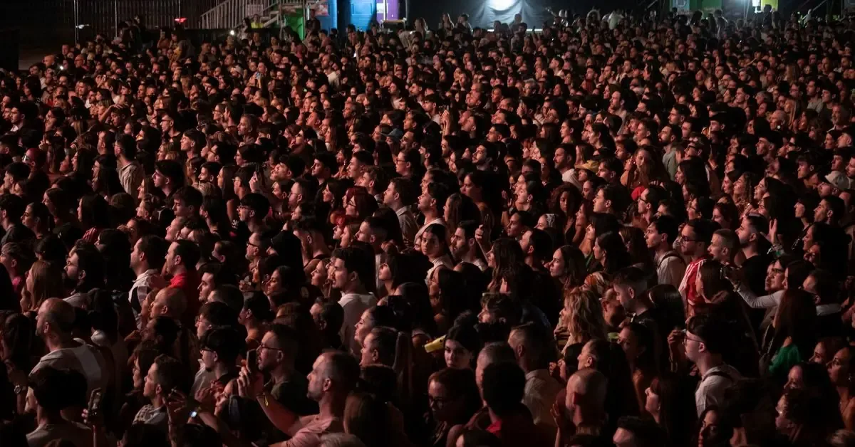 La ciudad celebra el cierre del verano con un festival que atrajo a una multitud y un cartel estelar.