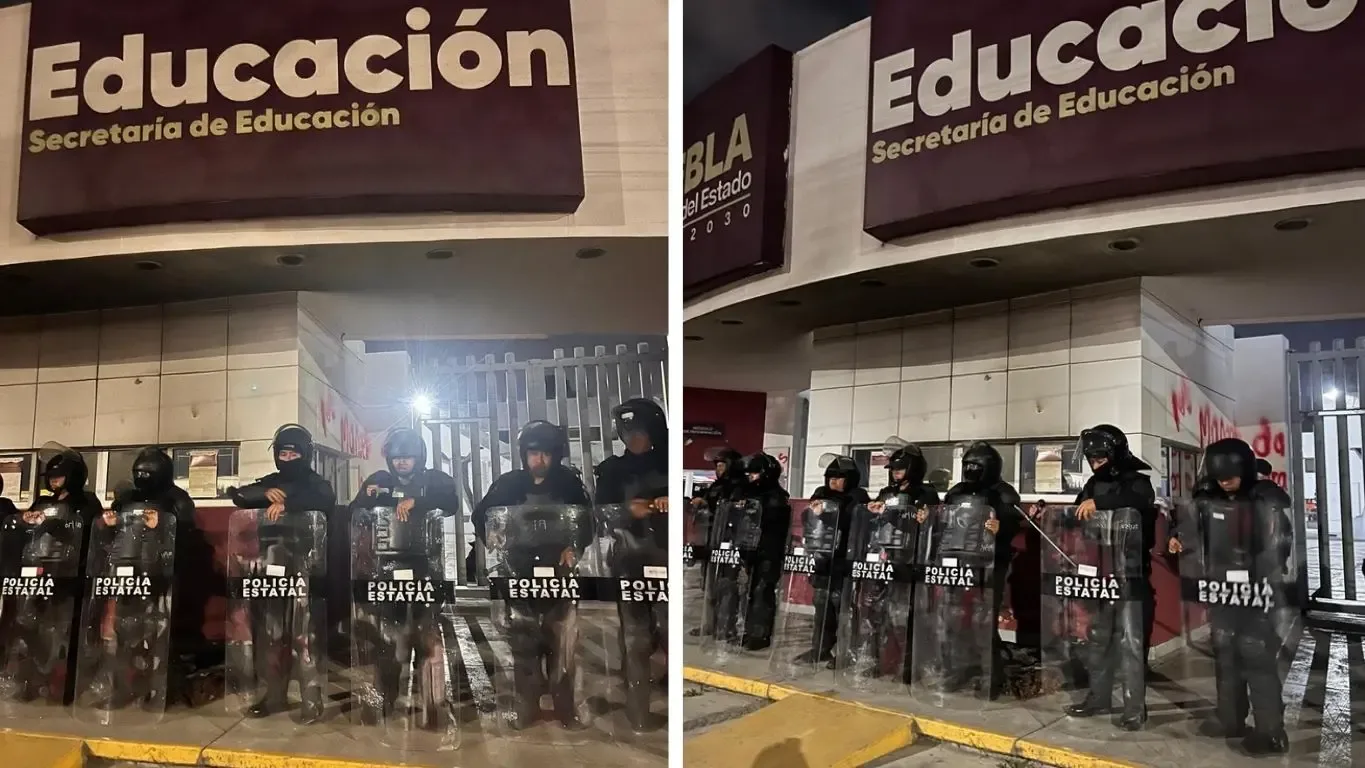 Granaderos de Puebla protegen la SEP durante la protesta de normalistas.