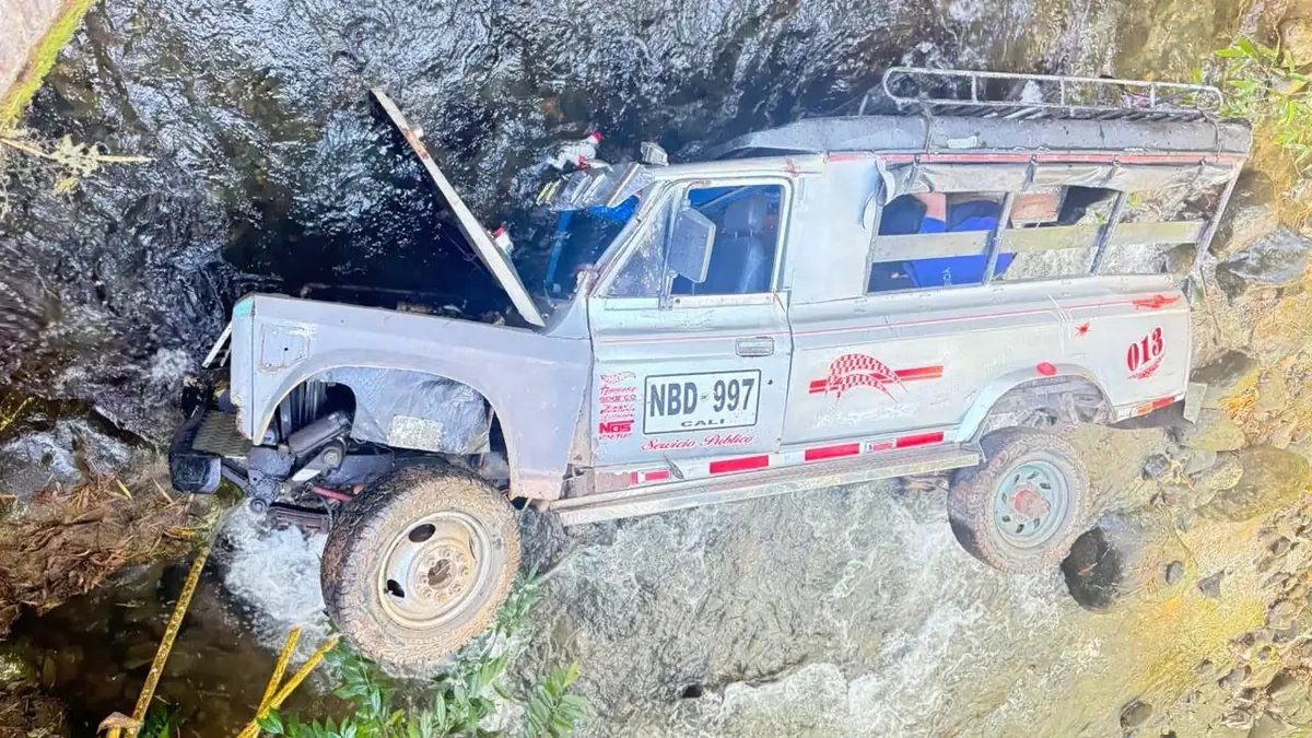 Un vehículo cayó al río mientras transportaba a niños hacia la escuela, generando emergencia en la zona.