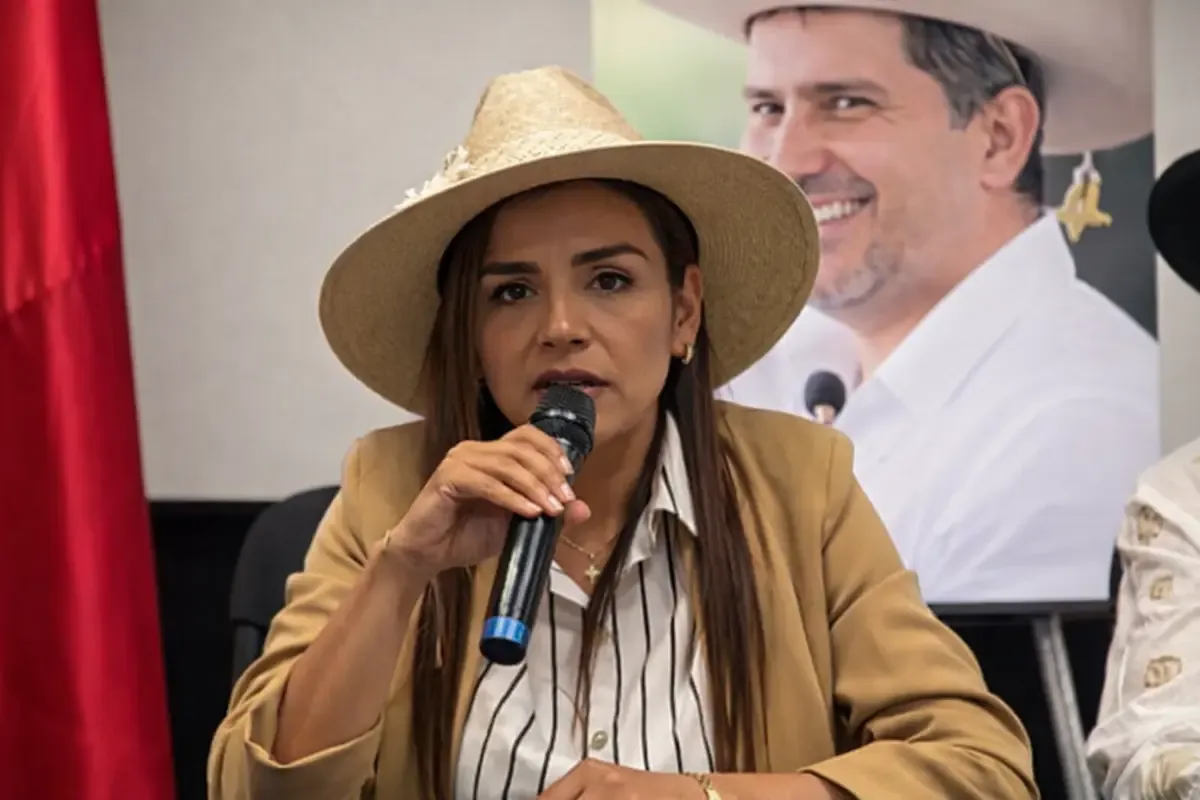 La presidenta municipal de Uruapan alerta sobre delitos cometidos en su nombre, buscando proteger a la ciudadanía.