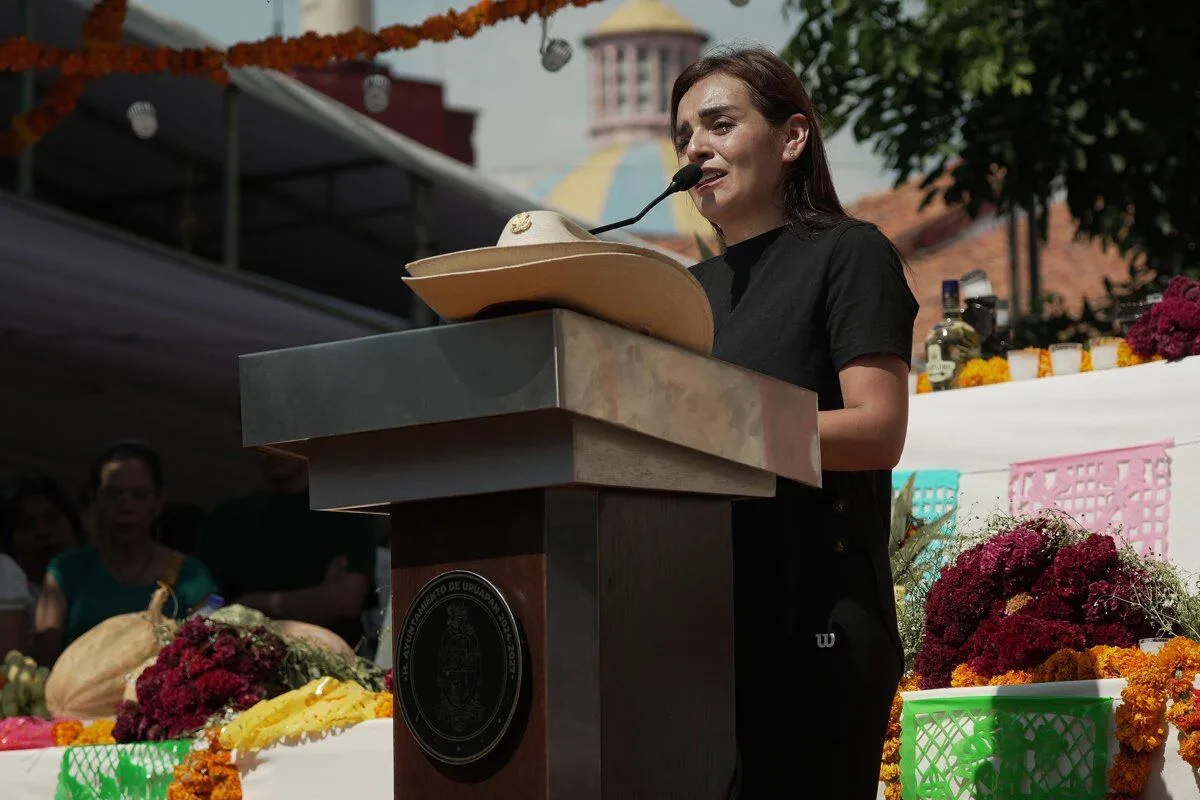 Grecia Quiroz en un acto comunitario, perfil de su liderazgo social y político en Uruapan.
