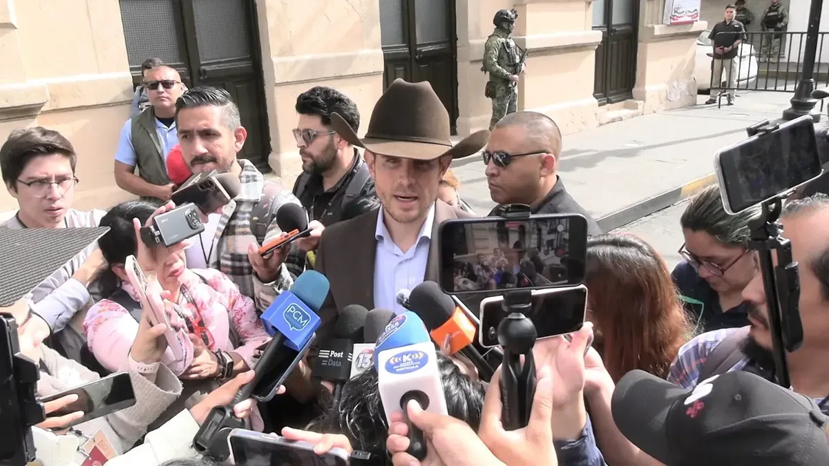 La ausencia de la alcaldesa se debe a un veto del Congreso que le impide el acceso al recinto legislativo.