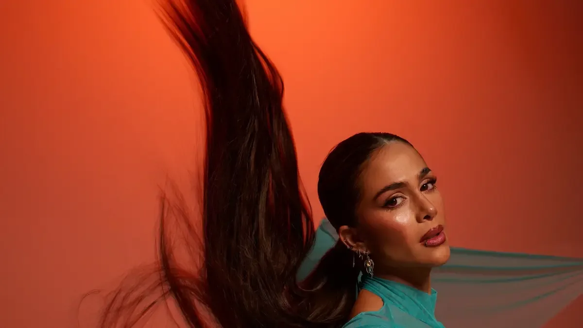 La artista colombiana comparte su experiencia como madre y su anhelo de trabajar con figuras icónicas de la música.