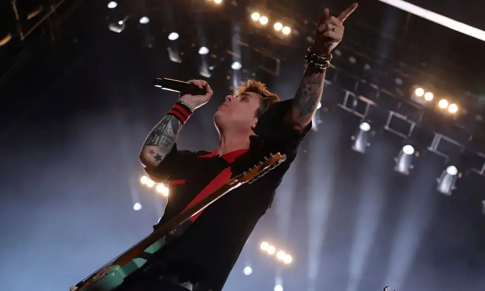 Green Day durante una actuación en un evento previo al Super Bowl.