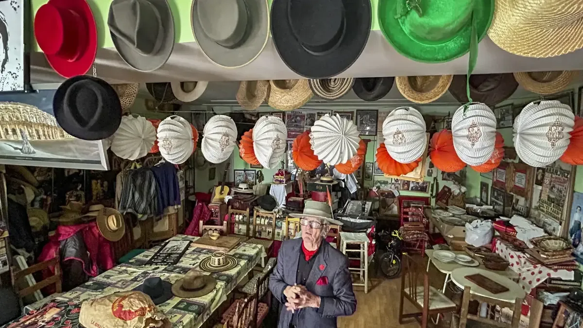 A sus 84 años, destaca en su pueblo con una colección de 350 sombreros de todo el mundo.