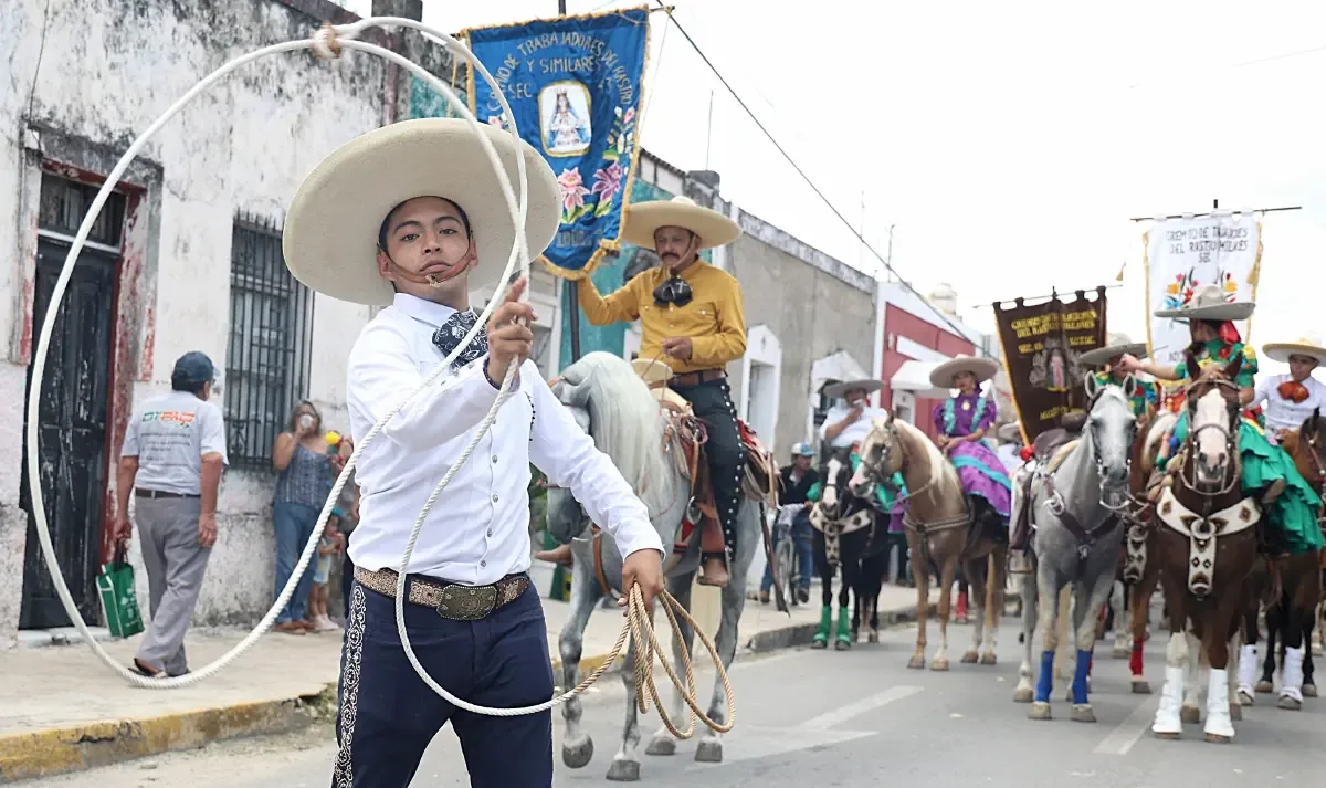 La procesión por el centenario del gremio destaca su importancia en la comunidad local.