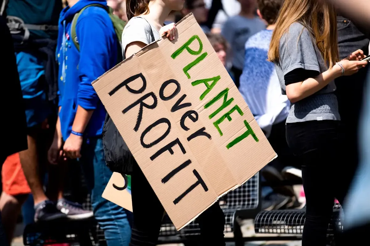 La activista sueca apoya a jóvenes franceses en su lucha por mejores condiciones educativas y derechos humanos.
