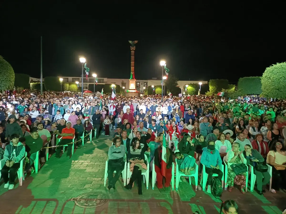 La ceremonia incluyó un encendido simbólico del pebetero y un gran espectáculo cultural para los asistentes.