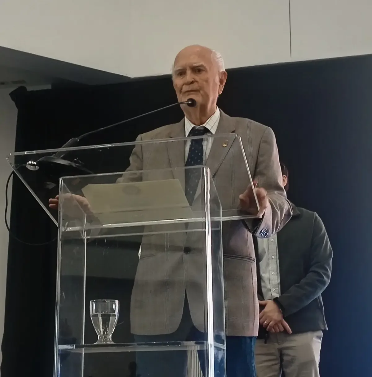 Luis López Moctezuma fue galardonado por su trayectoria y contribuciones a la educación y desarrollo social.