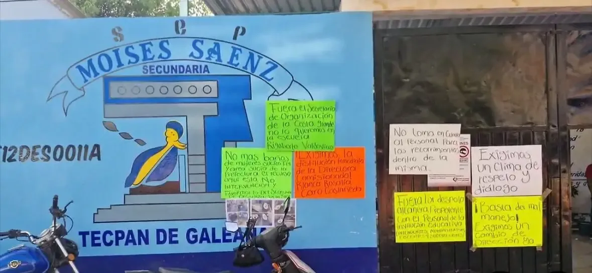 Grupo de maestros en protesta afuera de la secundaria Moisés Sáenz en Tecpan.