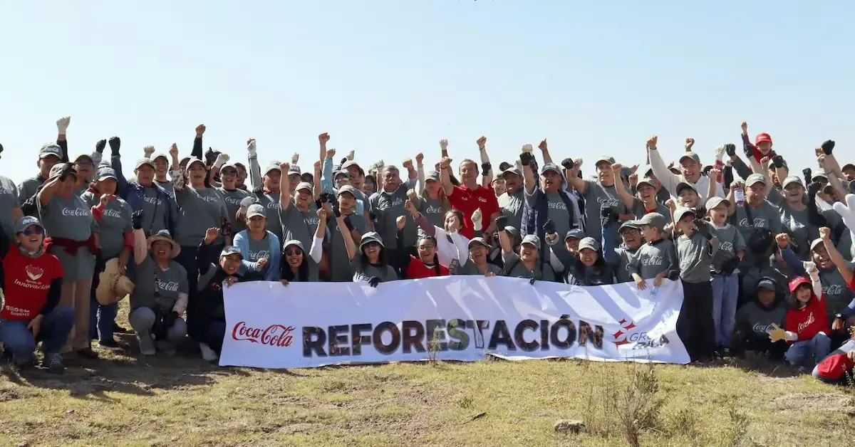 La empresa reporta avances significativos en reciclaje y compromiso social en su Informe de Sostenibilidad 2025.