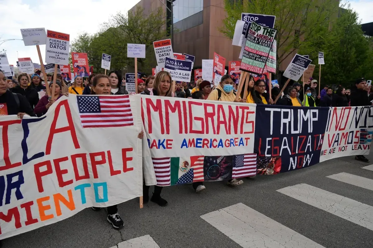 Grupos laborales y educativos se unen en Chicago para reivindicar derechos de trabajadores y migrantes.