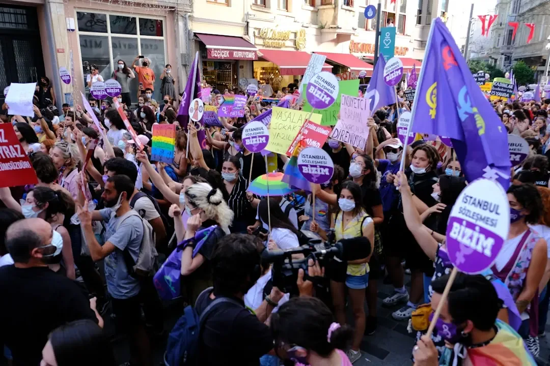La comunidad LGBTQ+ exige derechos en la Constitución del estado, mientras que grupos religiosos se oponen.