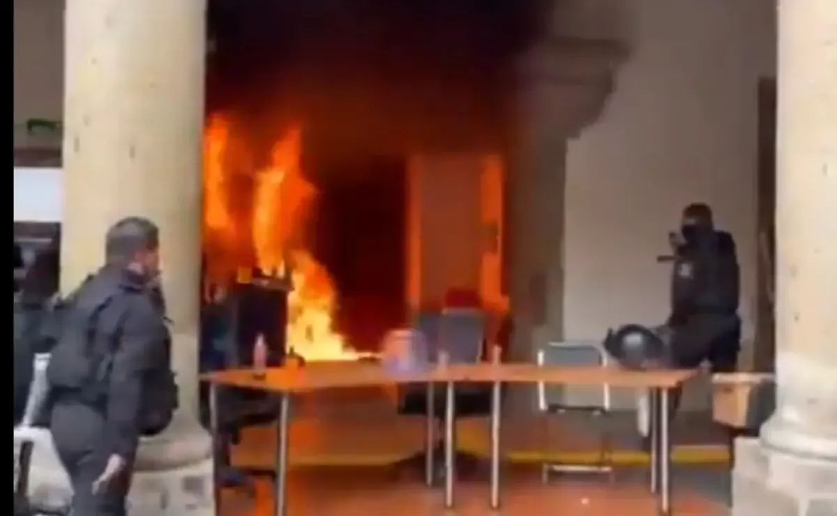 Durante la manifestación por el agua, algunos jóvenes provocaron disturbios y vandalismo en el Congreso estatal.