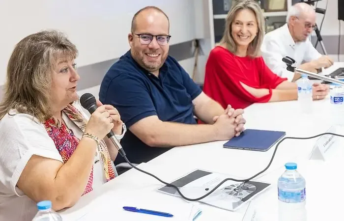 La alcaldesa Ana Guarinos apoya la estrecha colaboración civil-militar en la ciudad.