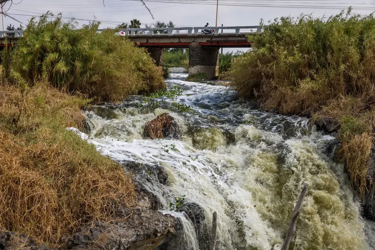 La ciudad enfrenta restricciones severas de agua en medio de una situación sanitaria alarmante.