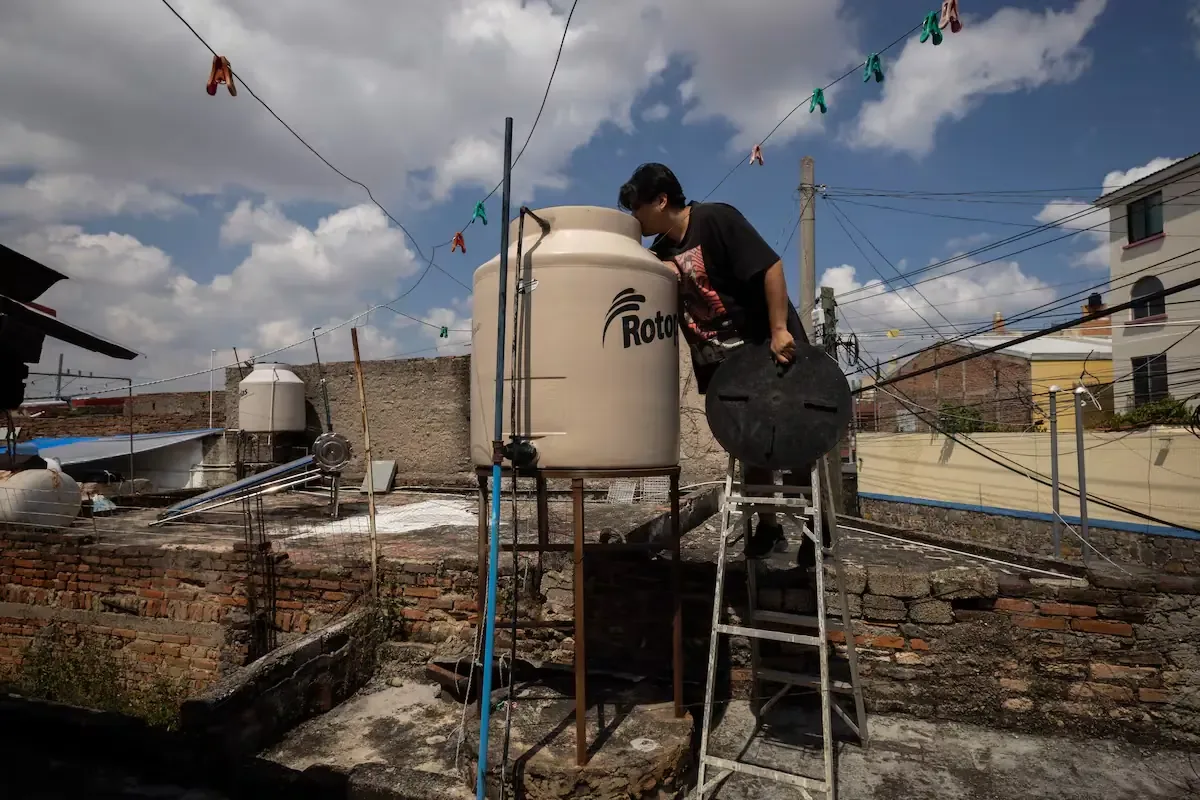 Los vecinos enfrentan problemas de agua sucia y han recibido tinacos ineficaces.