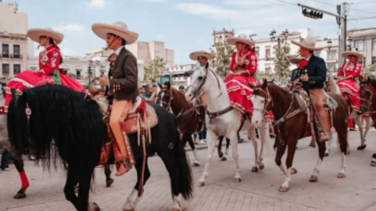 El desfile en Guadalajara conmemora el Día Nacional del Charro y resalta su importancia cultural.
