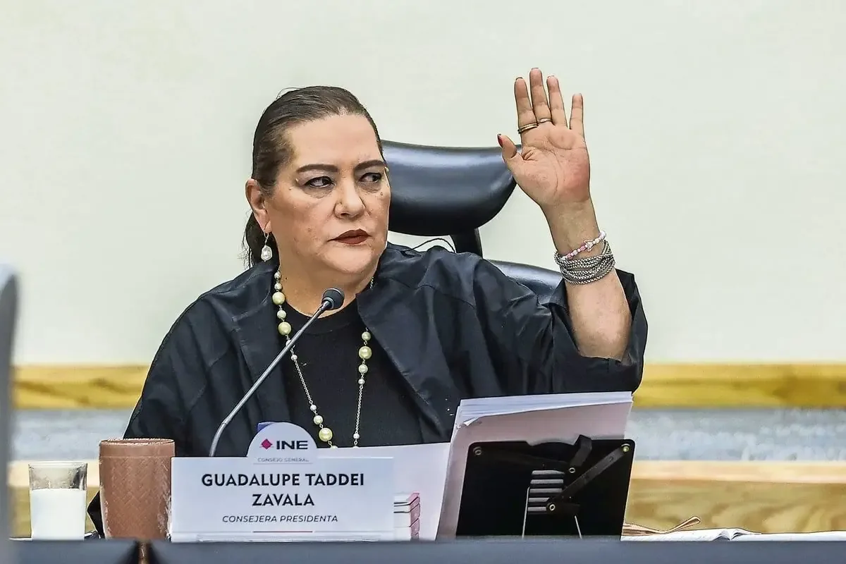 La presidenta del INE, Guadalupe Taddei, es cuestionada por su gestión y vínculos familiares en medio de una investigación.