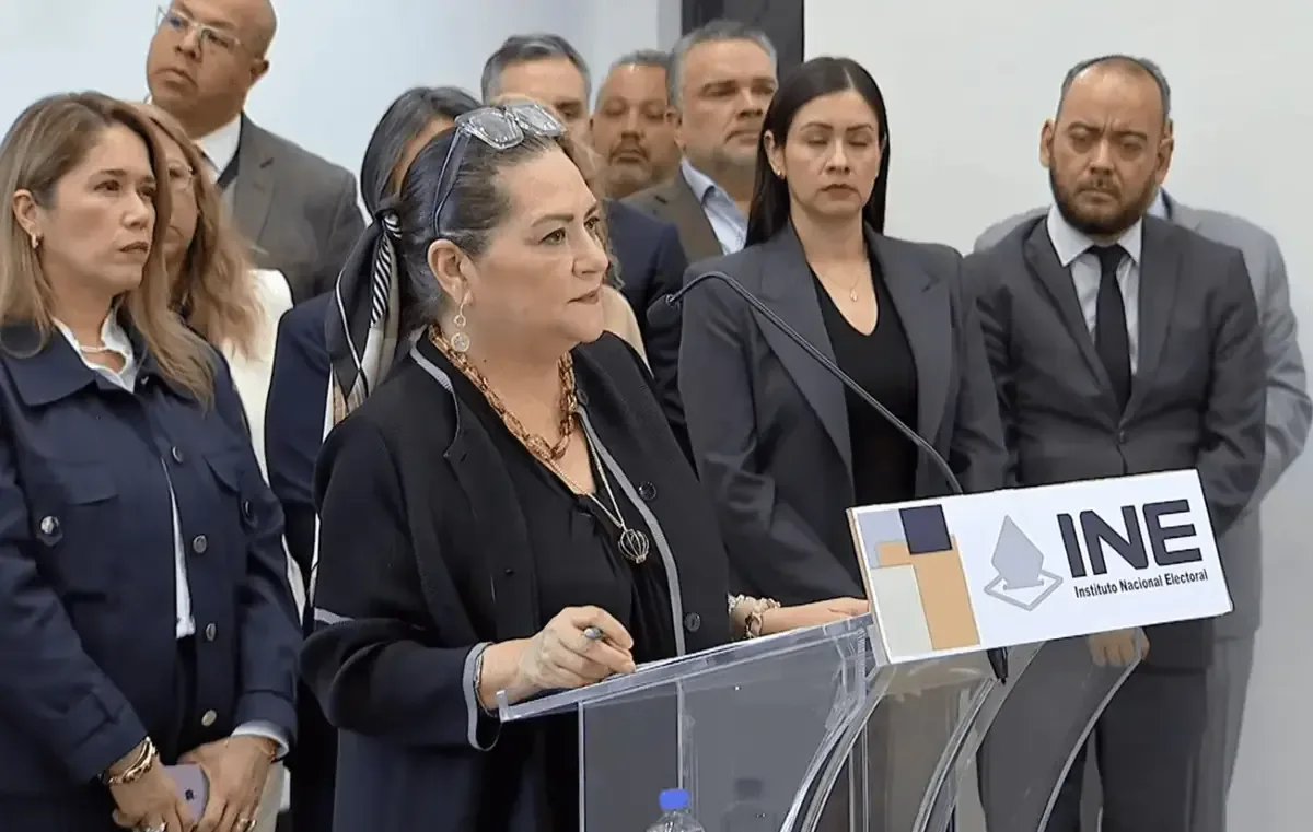 La presidenta del INE, Guadalupe Taddei, niega responsabilidad por los contratos asignados a excolaboradores en medio de crecientes críticas.