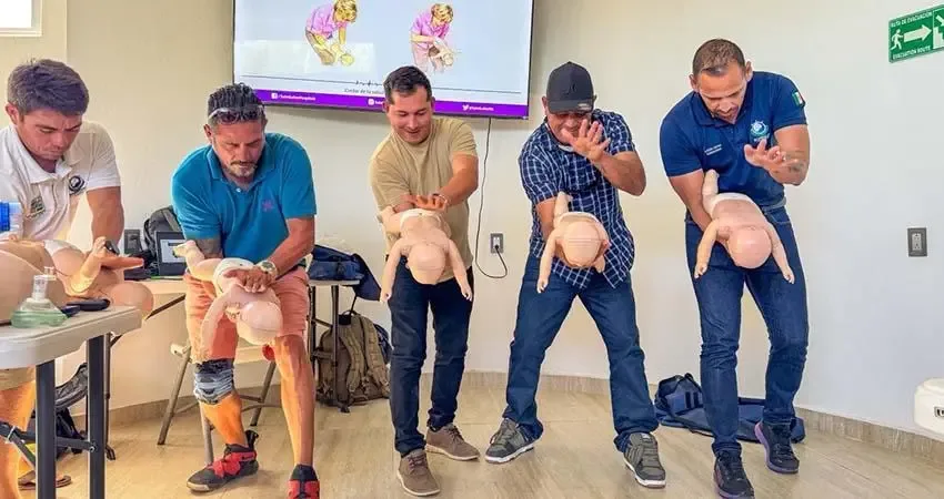 Guardavidas de Los Cabos participan en curso de primeros auxilios.