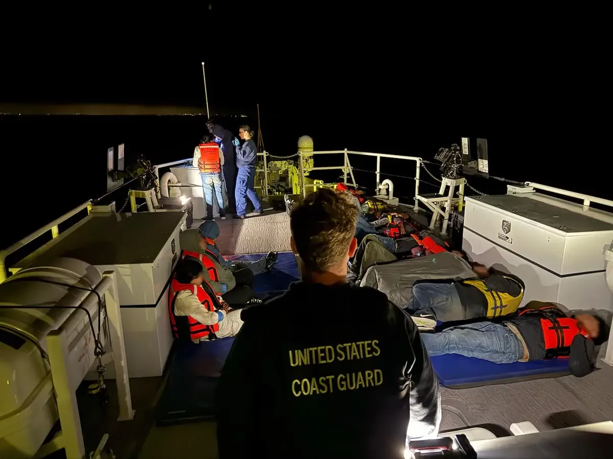 La detención se realizó después de un aviso de un avión de vigilancia de la Guardia Costera.
