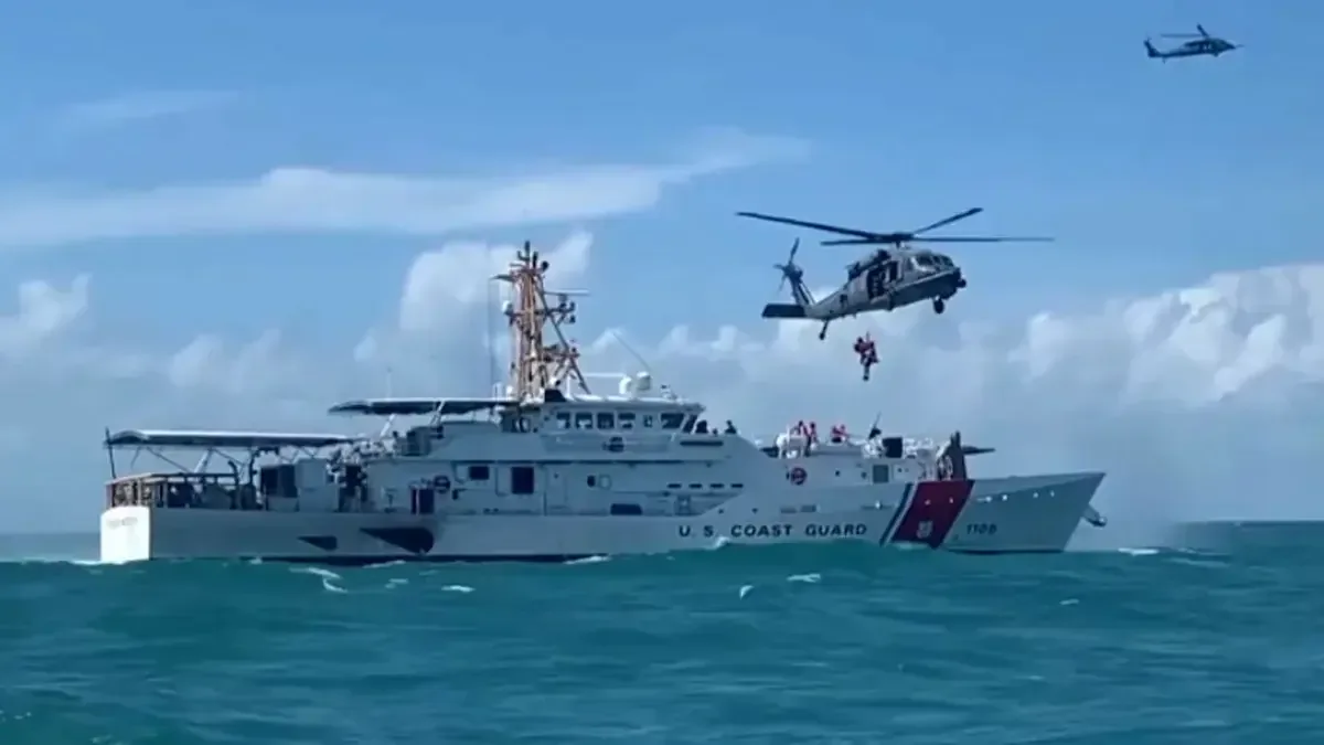 El rescate se realizó a 225 kilómetros de Baja California. Las causas del naufragio están bajo investigación.