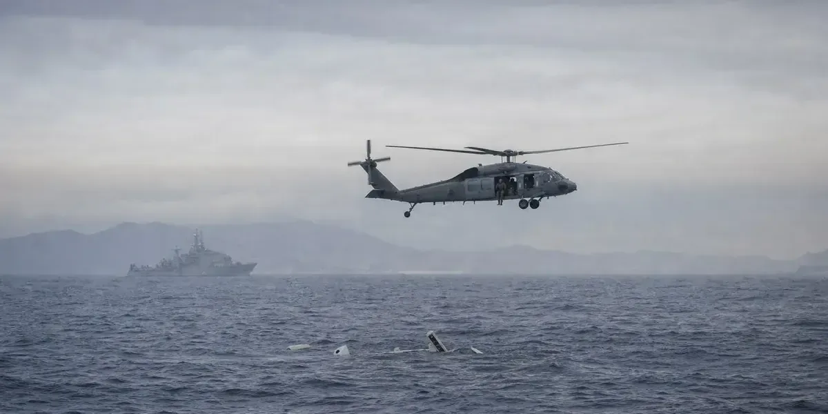 Un barco se hundió en el océano Pacífico; rescatan a sobrevivientes y buscan desaparecidos.