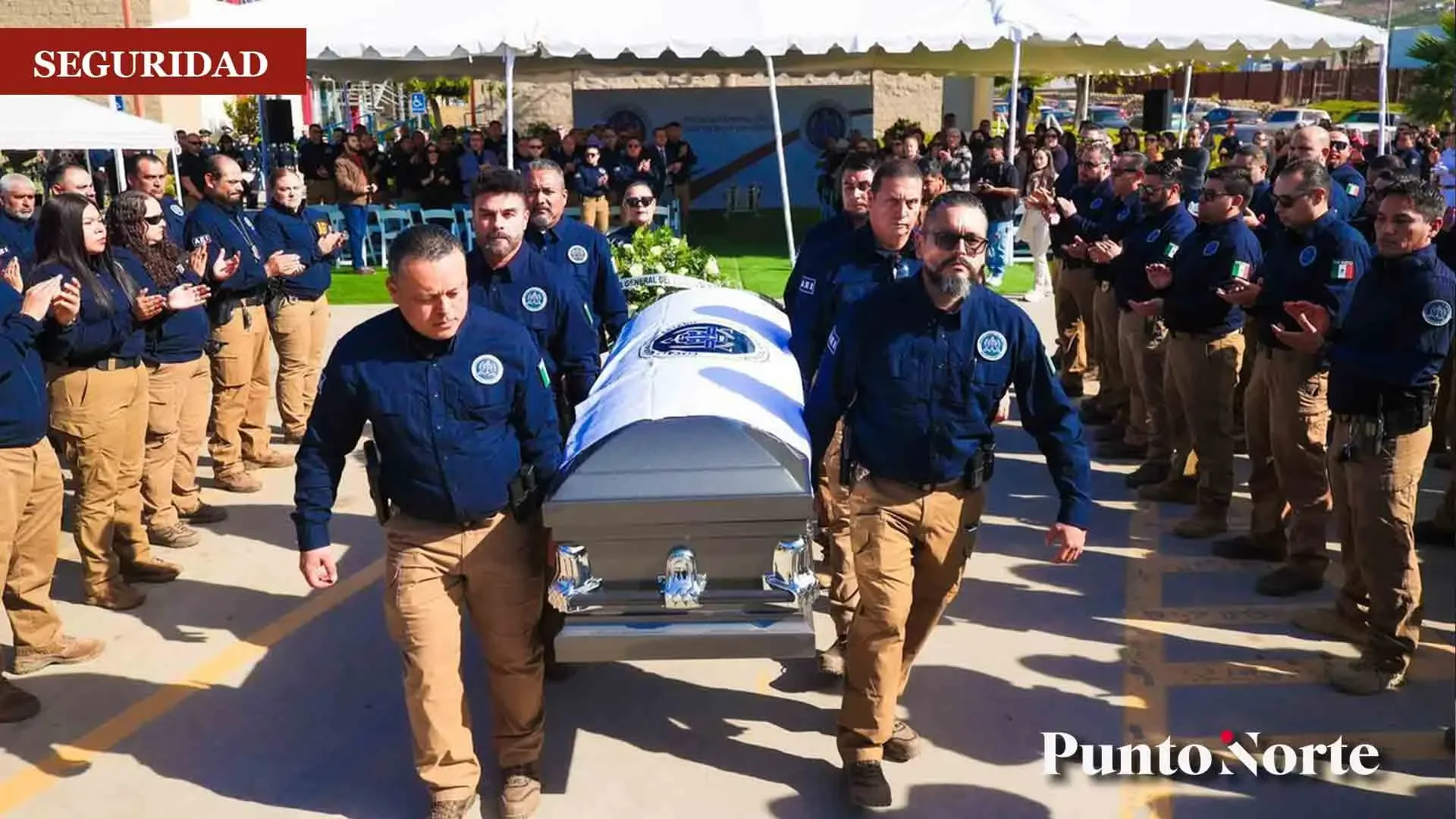 "Guardia de honor de autoridades en memoria del subcomandante Israel Ortiz."