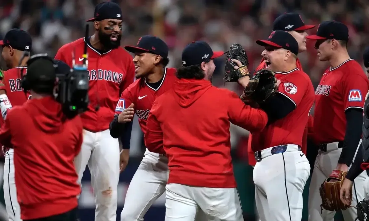 Cleveland avanza a la Serie de Campeonato de la Liga Americana tras vencer a Chicago en la Serie Divisional.