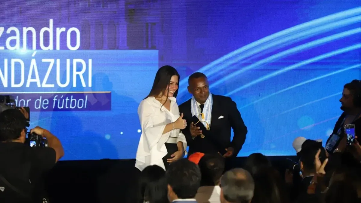 La premiación destaca el aporte de diversos individuos e instituciones al desarrollo de la ciudad.