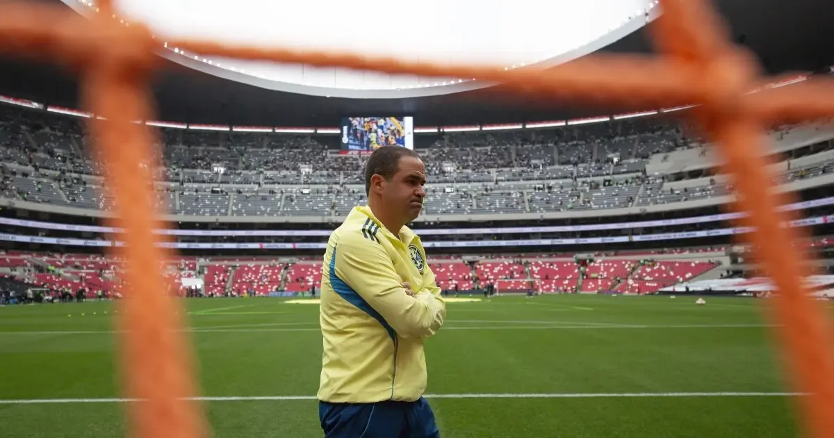 André Jardine enfrenta incertidumbre mientras el exjugador de Pachuca recibe oferta para entrenador.