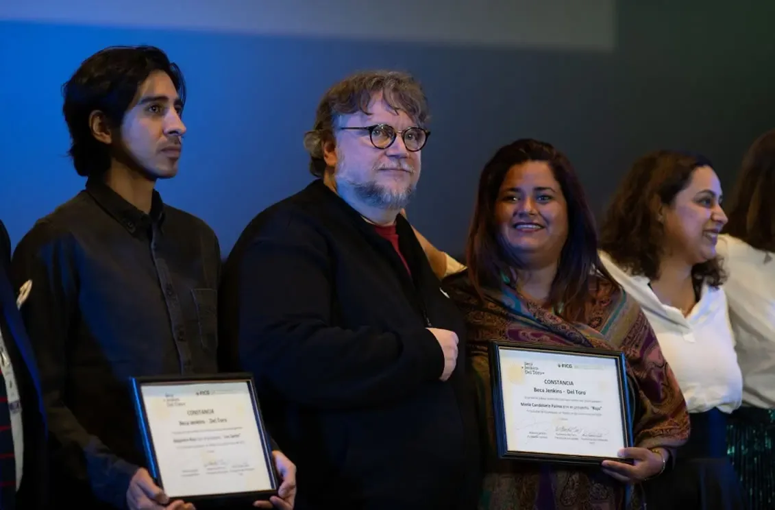 Guillermo del Toro presenta la Beca Jenkins-Del Toro en Ciudad de México.