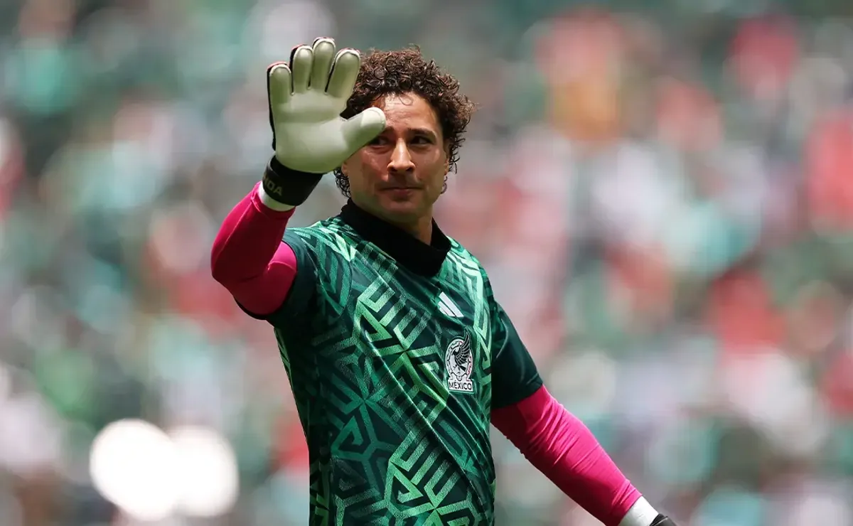 La inclusión de Ochoa en el once inicial suscita reacciones mixtas entre aficionados.