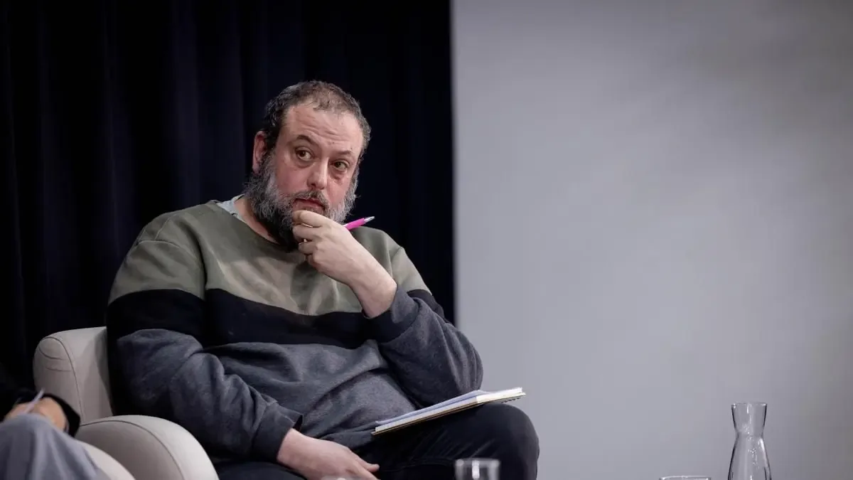 La obra aborda la violencia y el control en comunidades cerradas con un relato de misterio y reflexión social.