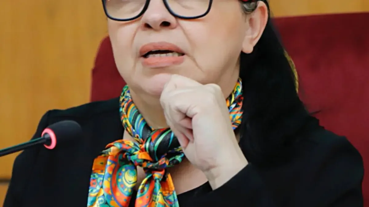 La popularidad de Alfaro como DT contrasta con serios problemas educativos en el país.