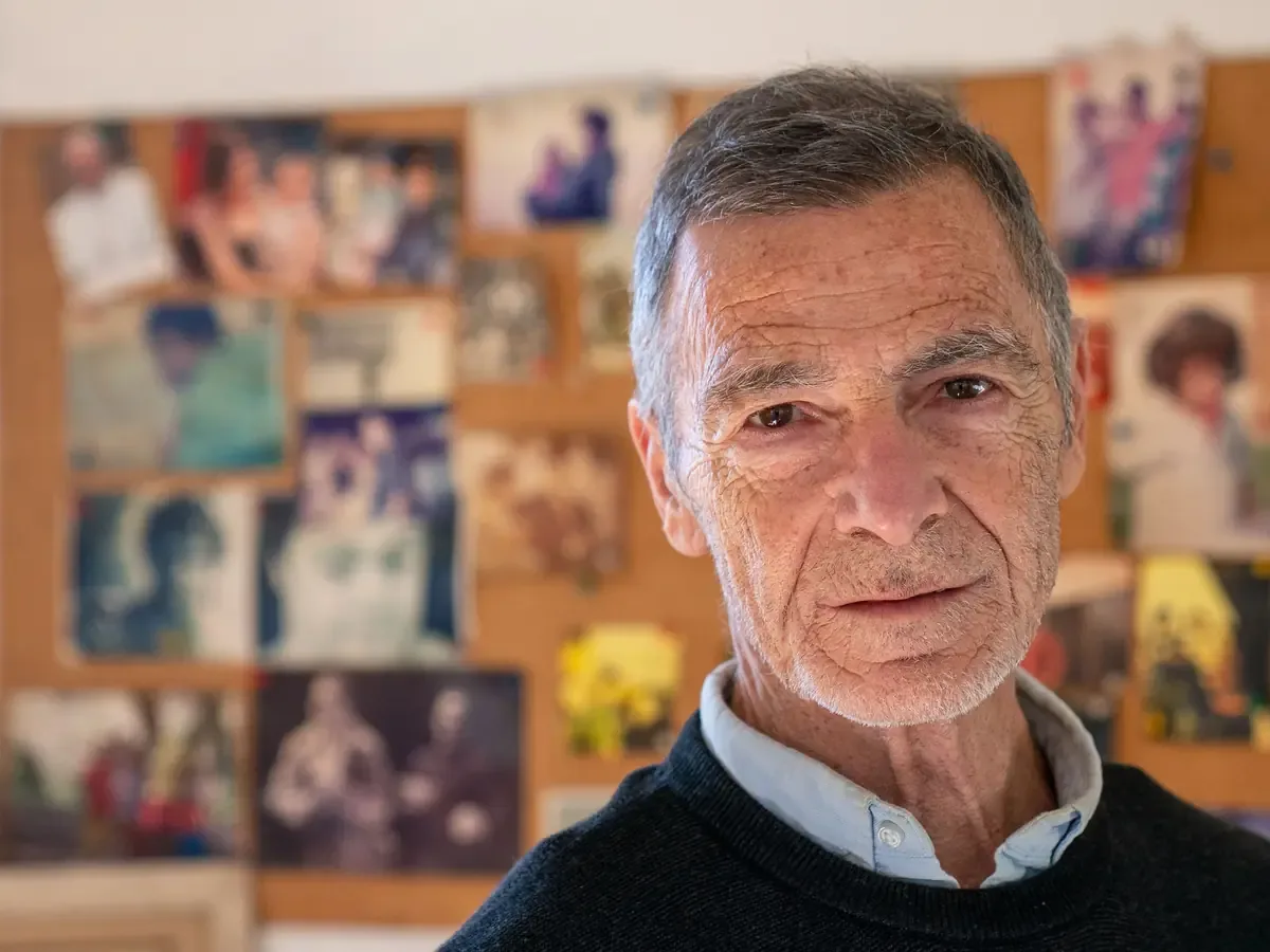 El actor argentino explora su trayectoria personal y profesional en el teatro, enfrentando desafíos a los 71 años.