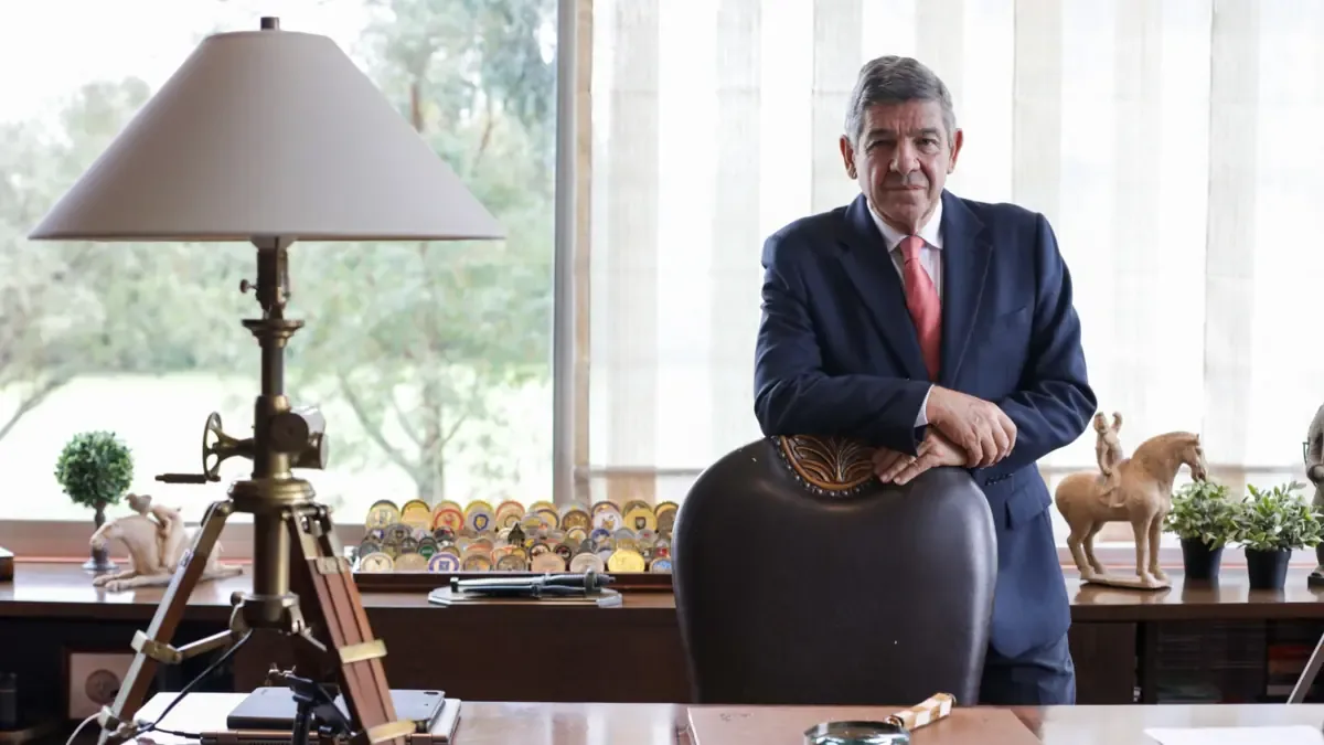 La campaña del exgeneral defiende su manejo financiero ante denuncias y reclama transparencia.