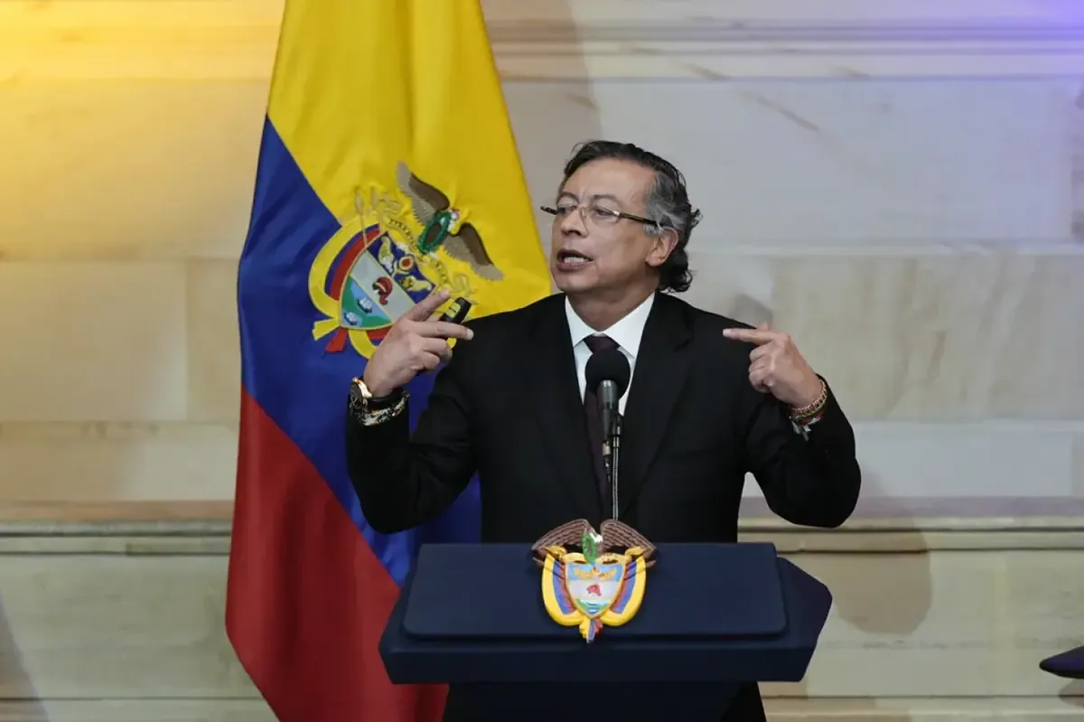 La propuesta de Petro de organizar una "milicia popular" provoca inquietud en medio de un clima de violencia en Colombia.