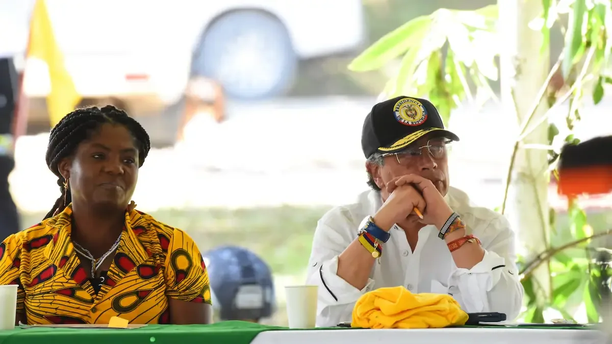 Se oficializan contratos para crear los retratos de los líderes colombianos con un costo total de 120,5 millones de pesos.