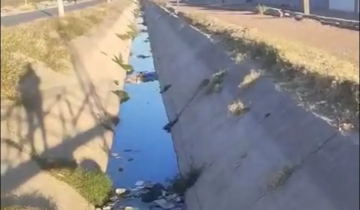 Habitantes alertan sobre el riesgo sanitario que representa la contaminación del canal que abastece a varias colonias.