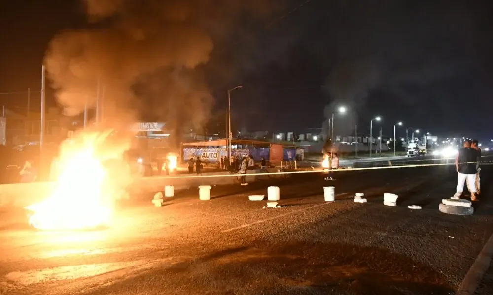 Más de 50 casas sin electricidad protestan con un cierre vial de cinco horas.