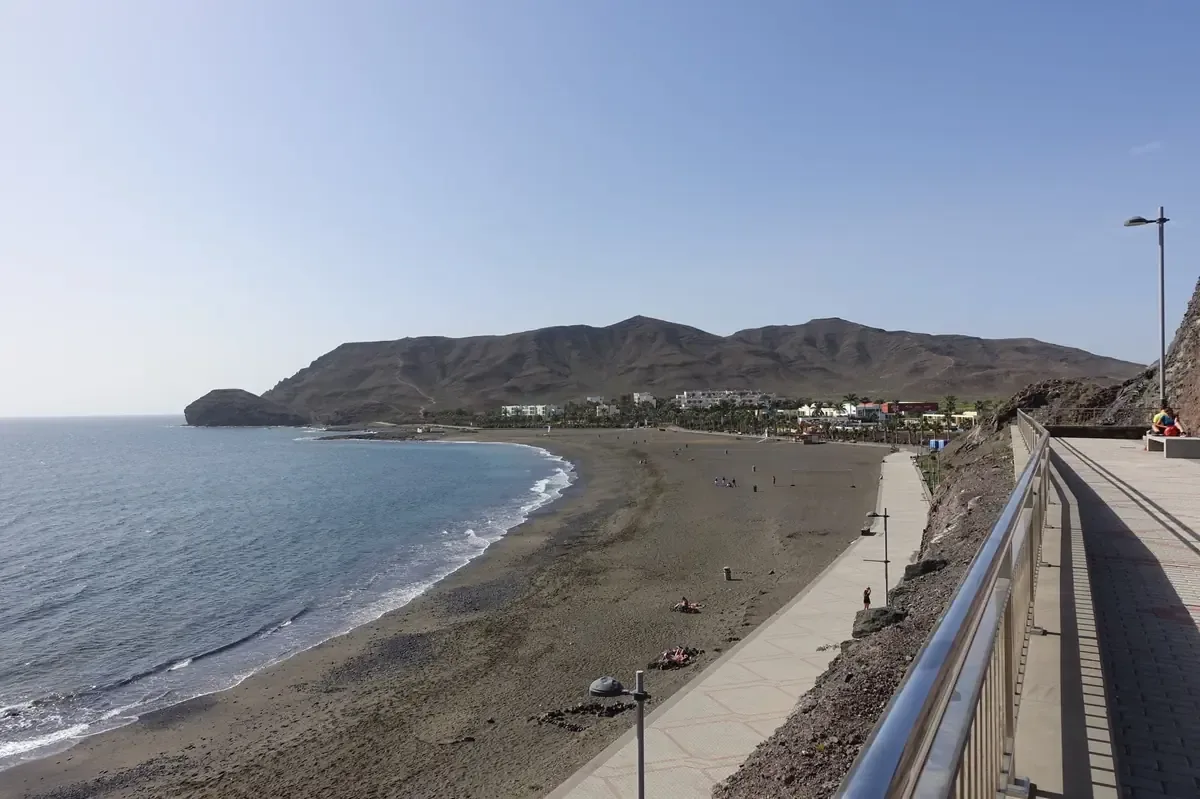 Habitantes y prestadores de servicios requieren apoyo para restaurar vías de acceso a playas afectadas por el huracán.